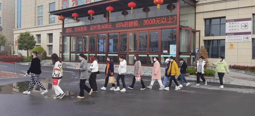 鄭州西區(qū)中醫(yī)院百余人醫(yī)護團隊再出征，增援我市全民核酸檢測！