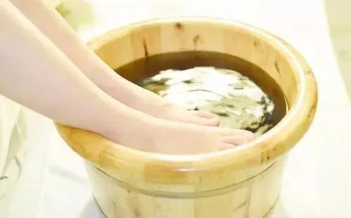 這樣泡腳，看似養(yǎng)生實(shí)則傷身！中醫(yī)5個(gè)泡腳方法收藏好！