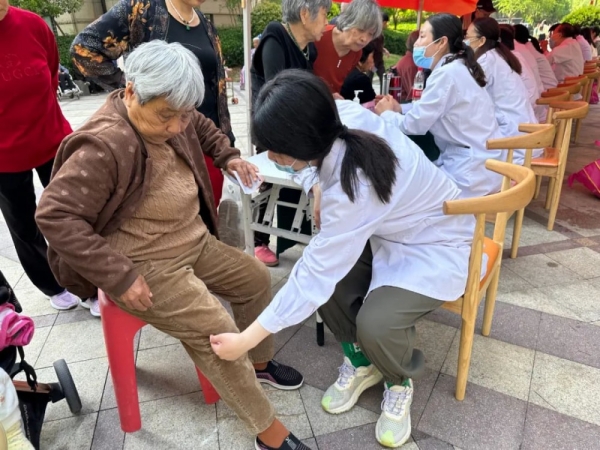貼心！專家義診送健康，家門口享受醫(yī)療服務(wù)